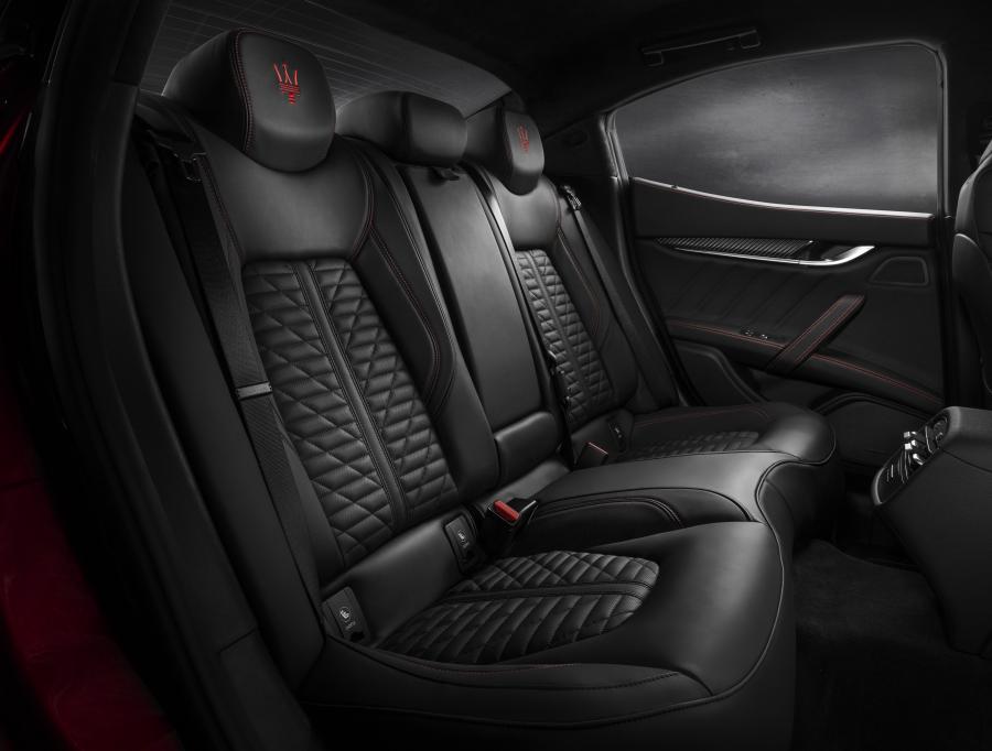Интерьер Maserati Ghibli S Q4 GranSport 2017 года  (фото 38 из 48)